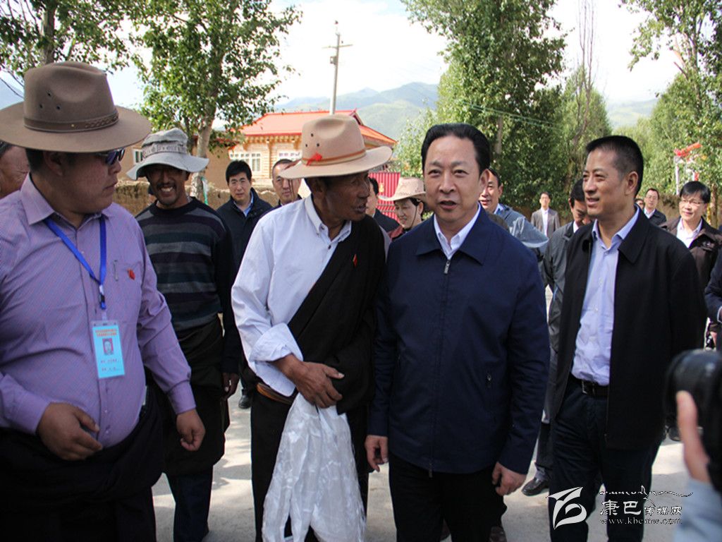 黃新初在甘孜縣調(diào)研指導(dǎo)扶貧開發(fā)工作、慰問對(duì)口支援我州的干部人才代表掠影