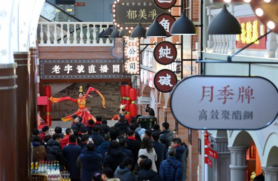 顧客在天津老字號集合店內(nèi)觀看演出。新華社記者 趙子碩 攝