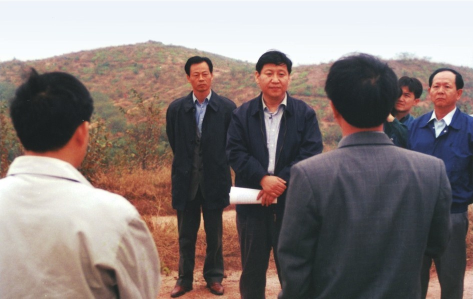 1999年11月，習(xí)近平在龍巖市長(zhǎng)汀縣河田水土流失治理區(qū)調(diào)研。圖源：《習(xí)近平在福建（下）》