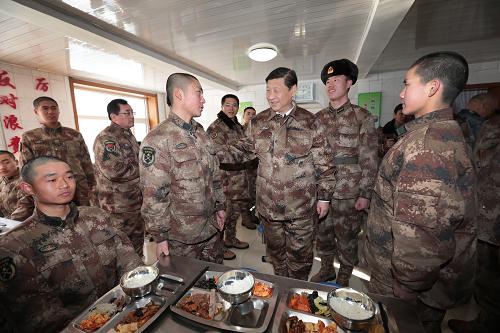 2014年1月26日中午，習(xí)近平來到連隊食堂，同戰(zhàn)士們一起用餐。新華社記者 李剛 攝